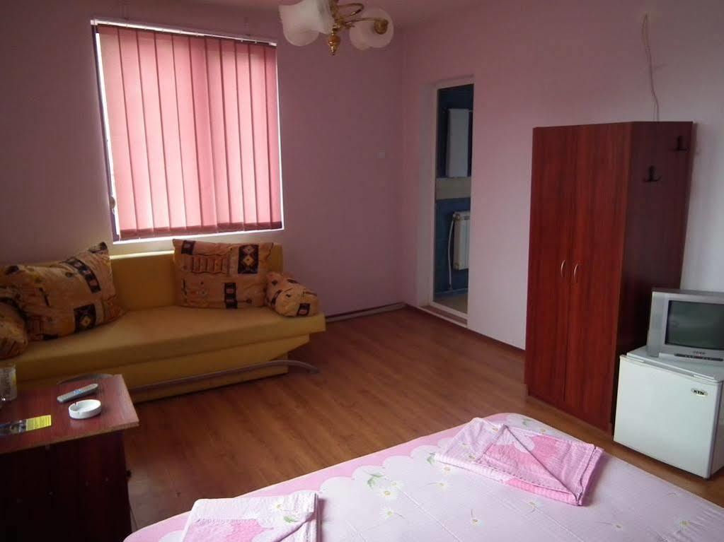 Guest House Bedrock ベログラドチク エクステリア 写真